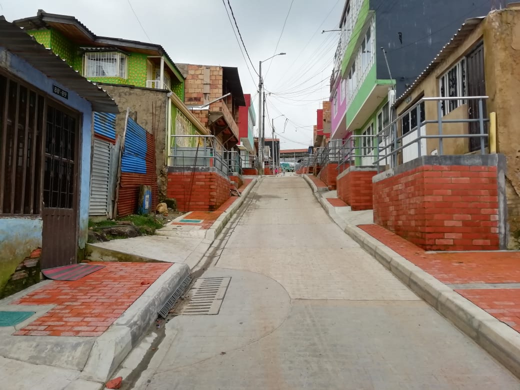Bogotanos disfrutan de 140 tramos viales adelantados por la Caja de la Vivienda