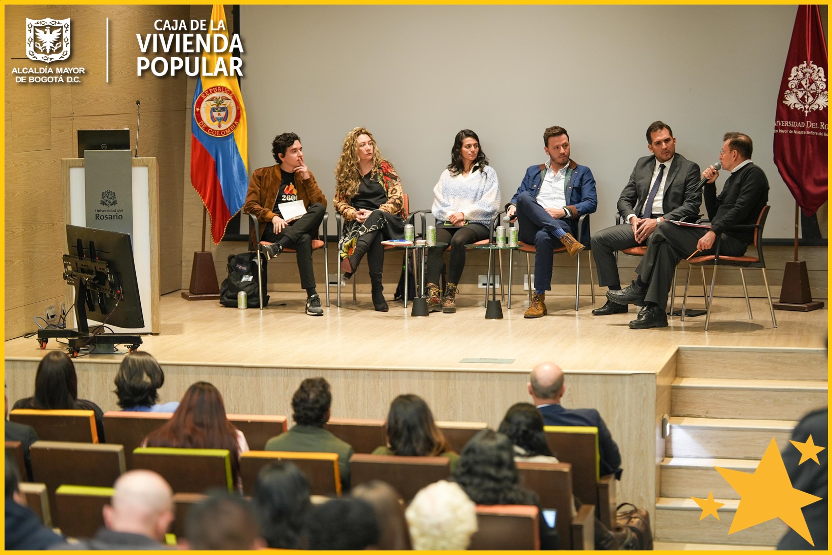 En el #DíaMundialDelHábitat el director de la Caja de la Vivienda Popular, Juan Carlos Fernández participó en el panel “Rol de los jóvenes en la construcción de ciudades del siglo XXI” que se llevó a cabo en la la Facultad de Estudios Internacionales, Políticos y Urbanos | Universidad del Rosario - Bogotá.