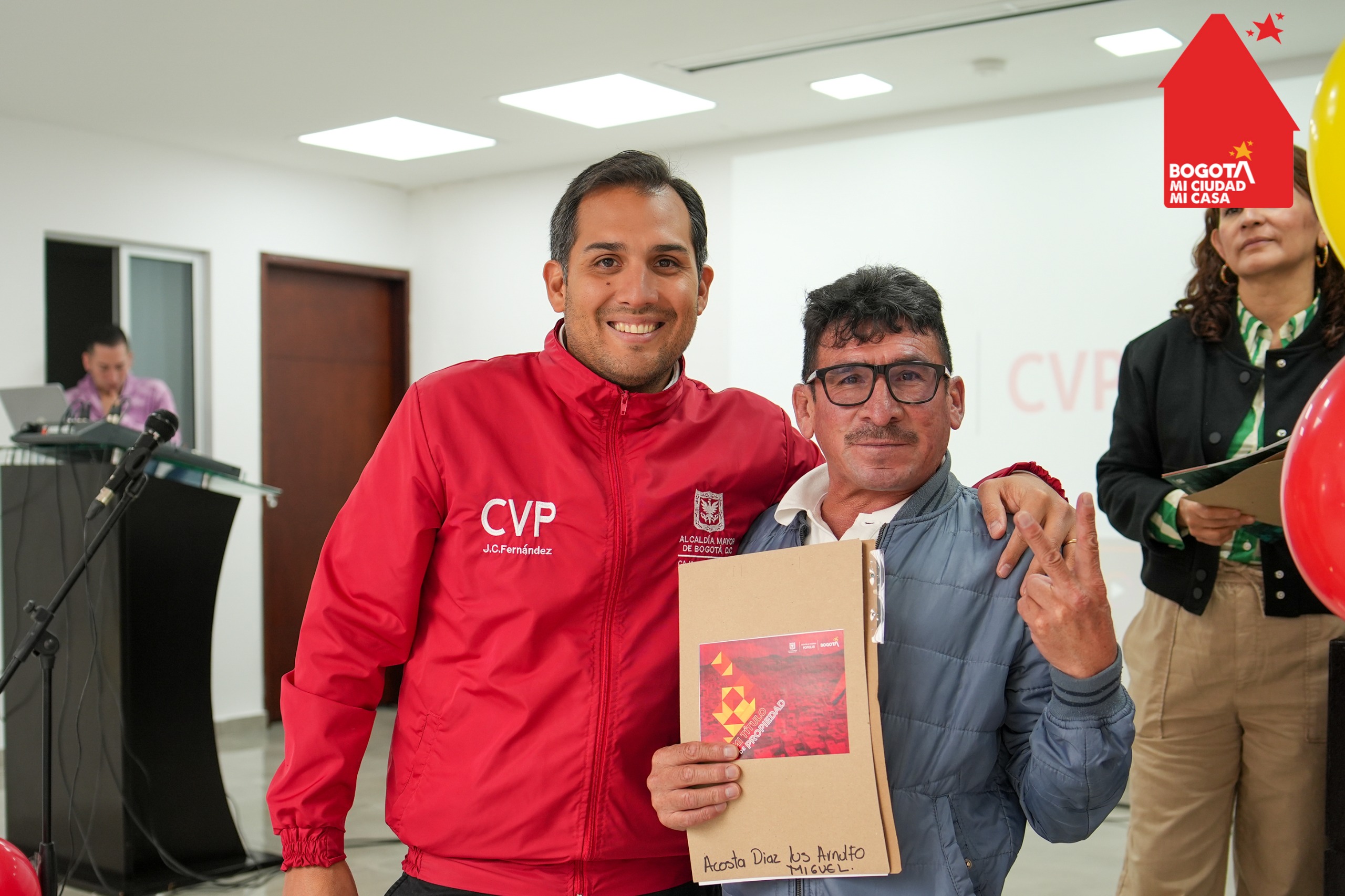  La Caja de la Vivienda Popular CVP otorgó beneficios financieros a 105 familias de Comuneros La Palma, Suba, mediante la cancelación de sus hipotecas y la entrega de sus paz y salvo.