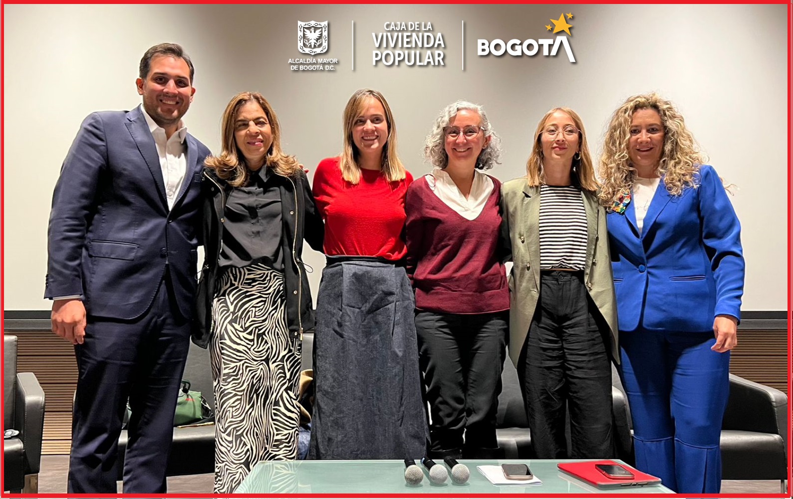 En la Foto de izquierda a derecha: Juan Carlos Fernández, director Caja de la Vivienda Popular y moderador del diálogo,  Silvia Mendoza, presidenta de la Sociedad Colombiana de Arquitectos,  Laura Tami, secretaria distrital de la mujer,  Lina María González subdirectora de Barrios de la Secretaría del Hábitat,  Tatiana Forero, líder territorial de participación ciudadana de la Fundación Corona,  y Lucía Bastidas, directora de la Defensoría del Espacio Público.