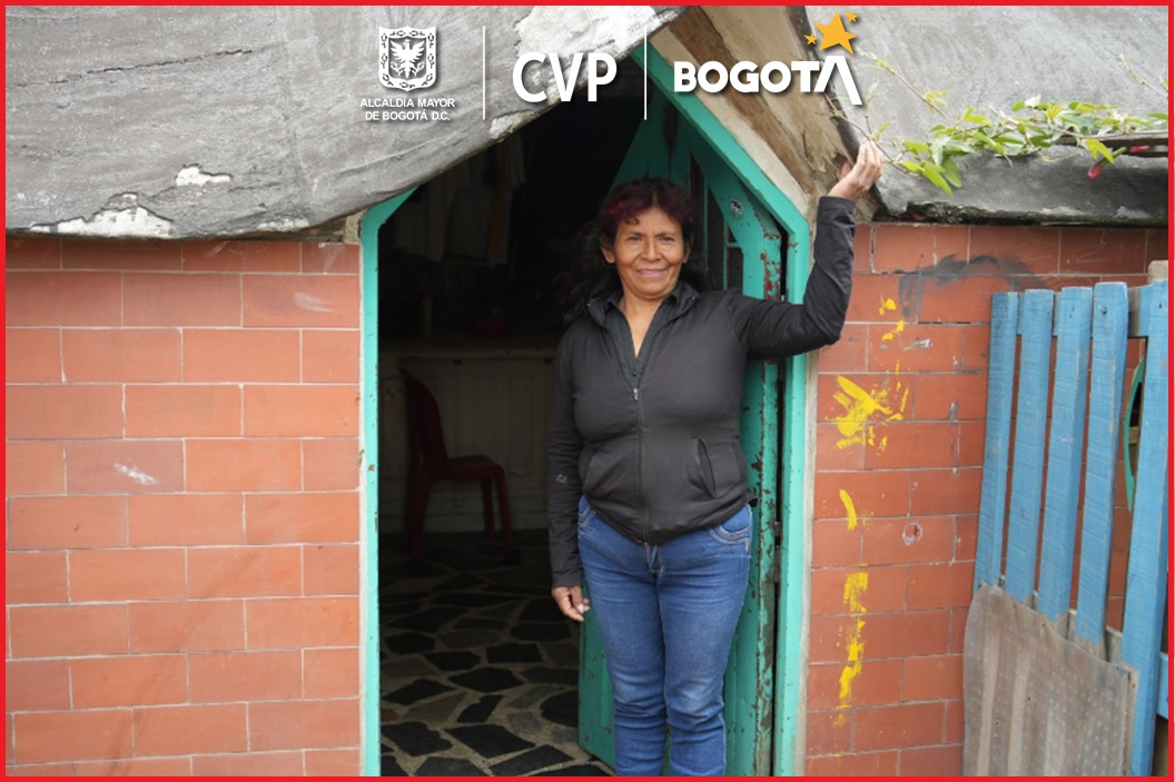 María lleva 25 años en el sector La Torre de Bella Flor y ha trabajado anteriormente en la Fundación Laudes Infantes, donde descubrió su vocación por el servicio comunitario. Su deseo de mejorar su entorno la llevó a obtener el título de propiedad de su hogar en 2022, otorgado por la Caja de la Vivienda Popular (CVP), a través del programa de Urbanizaciones y Titulación, un logro que le brindó la estabilidad necesaria para seguir adelante con sus proyectos.