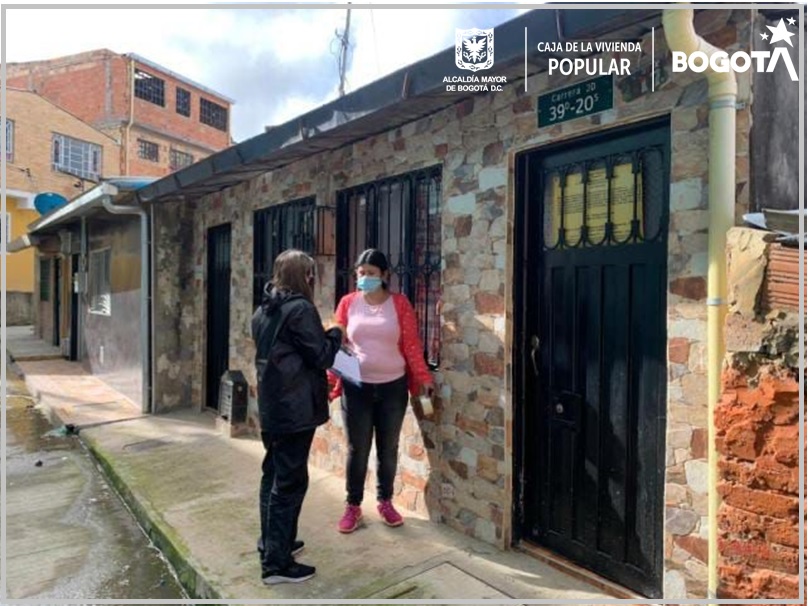 Johana Herrera, es trabajadora Social de la Dirección de Mejoramiento de Vivienda de la Caja de la Vivienda Popular. Su día inicia desde las 5:30 am, hora en la que está lista para desplazarse a la entidad donde la espera a las 7:00 am el vehículo asignado que la desplaza hacia los territorios priorizados de Bogotá. 