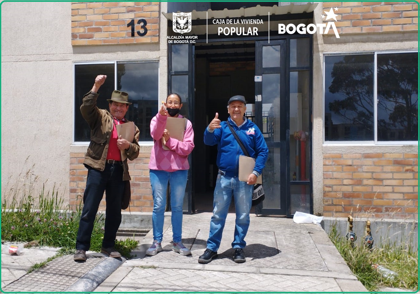 Pedro Antonio Posada de 78 años recibe de la CVP las llaves de su nuevo apartamento en Arboleda Santa Teresita