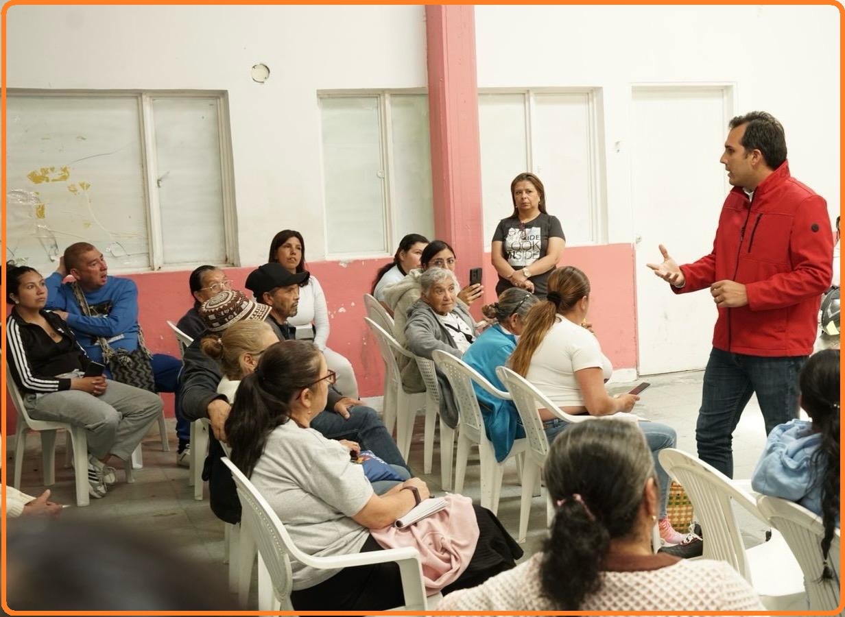 Juan Carlos Fernández director de la Caja de la Vivienda Popular (CVP) en reuniones con las familias afectadas del Plan Terrazas