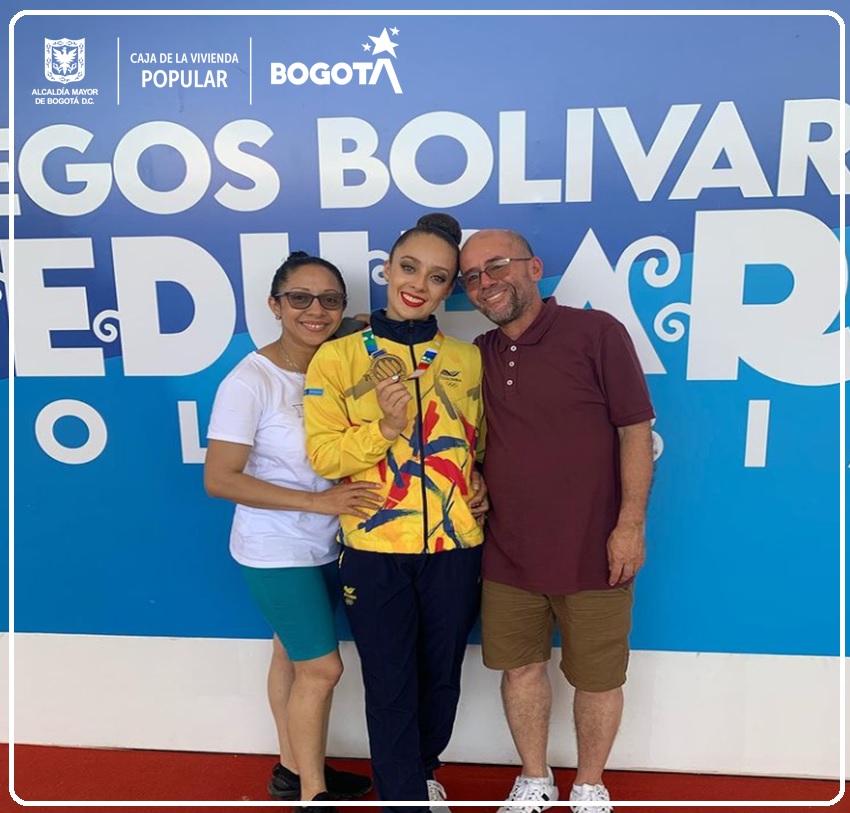 En la foto: Martín Dussán y Yolima Orozco, funcionaria de la dirección de Urbanizaciones y Titulación de la Caja de la Vivienda Popular junto a su hija Lina Marcela Dussán Orozco, Campeona en Gimnasia Rítmica en los Juegos Bolivarianos de Valledupar (2022).