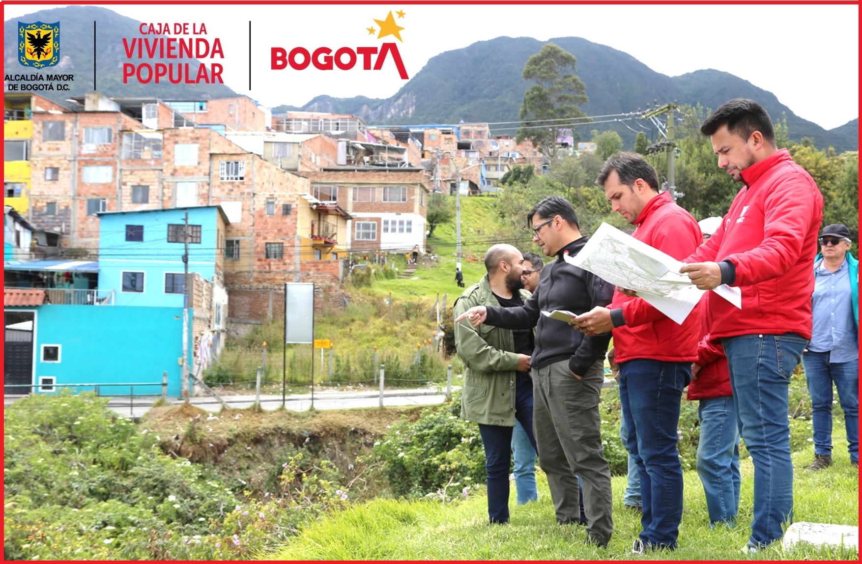 Esta zona de Bogotá es reconocida por tener la mayor cantidad de puntos críticos para el reasentamiento de familias en riesgo. Durante la visita, se evaluaron sectores priorizados por amenazas de inundación y remoción en masa que podrían afectar a numerosas viviendas situadas cerca de quebradas, que son cauces naturales que se activan durante la temporada de lluvias.