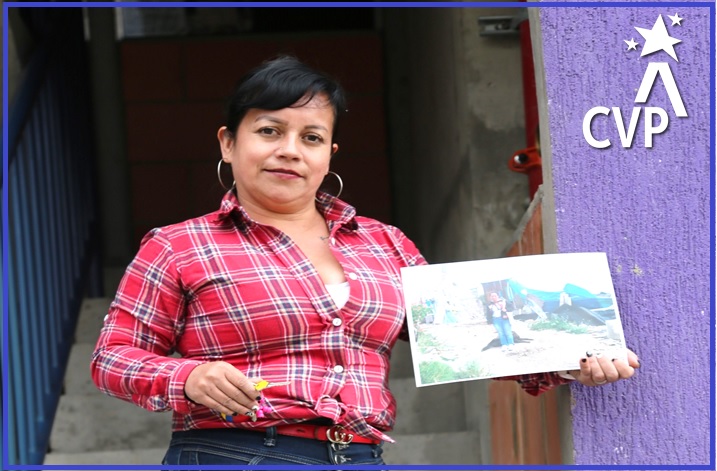 Luz Dary Gómez exihibe la fotografía donde ella misma aparece en la anterior vivienda en la localidad de Ciudad Bolívar. Hoy reside en la Urbanización Colores de Bolonia, localidad de Usme, en el apartamento que recibió después de un proceso de reasentamiento con la Caja de la Vivienda Popular (CVP). 