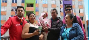 Las entregas contaron con la participación del director de Reasentamientos de la Caja de la Vivienda Popular (CVP), Germán Hernández, quien expresó su satisfacción afirmando: "Estas familias estarán felices de estar en un lugar sano, seguro y amigable".