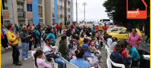 La comunidad de Arboleda Santa Teresita, situada en la localidad de San Cristóbal, se benefició de la feria de servicios: un evento promovido por la Caja de la Vivienda Popular (CVP). Este encuentro tuvo como objetivo fortalecer la conexión entre los habitantes y las diversas entidades del Distrito