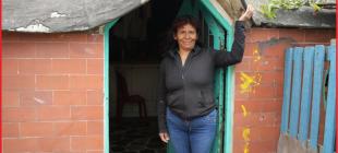 María lleva 25 años en el sector La Torre de Bella Flor y ha trabajado anteriormente en la Fundación Laudes Infantes, donde descubrió su vocación por el servicio comunitario. Su deseo de mejorar su entorno la llevó a obtener el título de propiedad de su hogar en 2022, otorgado por la Caja de la Vivienda Popular (CVP), a través del programa de Urbanizaciones y Titulación, un logro que le brindó la estabilidad necesaria para seguir adelante con sus proyectos.