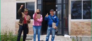 Pedro Antonio Posada de 78 años recibe de la CVP las llaves de su nuevo apartamento en Arboleda Santa Teresita