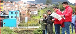 Esta zona de Bogotá es reconocida por tener la mayor cantidad de puntos críticos para el reasentamiento de familias en riesgo. Durante la visita, se evaluaron sectores priorizados por amenazas de inundación y remoción en masa que podrían afectar a numerosas viviendas situadas cerca de quebradas, que son cauces naturales que se activan durante la temporada de lluvias.