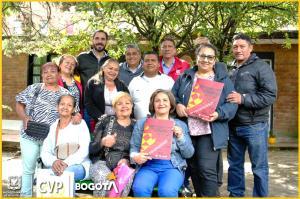 Uno de los mecanismos de titulación más relevantes es el de pertenencia, que permite que las personas que han habitado un inmueble de manera continua y pública por más de diez años, y que cumplen ciertos requisitos —como estar en estrato 1 o 2 y demostrar su residencia con recibos de servicios públicos, impuestos o declaraciones— puedan obtener su título de propiedad a través de un fallo judicial.