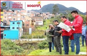 Esta zona de Bogotá es reconocida por tener la mayor cantidad de puntos críticos para el reasentamiento de familias en riesgo. Durante la visita, se evaluaron sectores priorizados por amenazas de inundación y remoción en masa que podrían afectar a numerosas viviendas situadas cerca de quebradas, que son cauces naturales que se activan durante la temporada de lluvias.